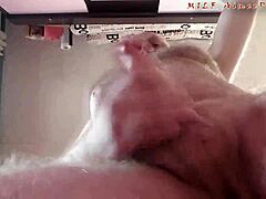 Man van middelbare leeftijd bevredigt jonge webcamkijker door te masturberen voor de camera