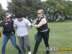 Černý důstojník ovládá bílou policistku v skupinovém mezirasovém sexu