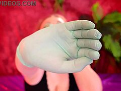 Zrelá sestra si užíva zmyselný zážitok s rukavicami