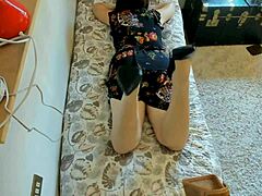 Mama italiană își arată picioarele și fundul adorabil în 4K