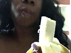 Sensuell MILF nyter å deepthroate en banan