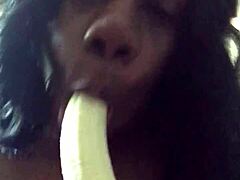 センシュアルな熟女がバナナのディープスロートに耽る