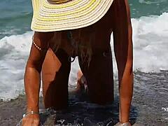 Zrela ženska z raztegnjenimi piercingi bradavičk in več piercingov v piercingih v piersingih na plaži