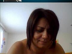 Италианската майка с големи гърди става непослушна в Skype