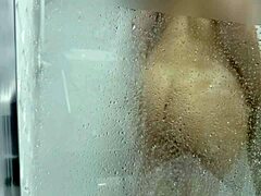 Karina en Lucas neuken de grote billen van een magere milf onder de douche