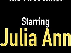 Julia Anns渴望一根硬生生的阴茎在她的嘴里