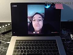 En moden spansk pornostjerne tilfredsstiller sin webkamerabeundrer i en het økt