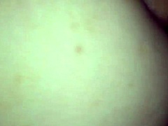 Madre latina amateur es follada por una gran polla en un video casero