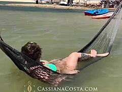 Cassana kust geniet van trio plezier met vrienden op het strand van Jericoacoara