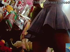 Érett európai anyuka megvillantja meztelen testét egy bevásárlóközpontban