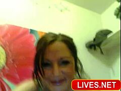 Camgirl mature se laisse aller à un jeu de gode sur webcam