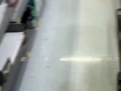 छिपा कैमरा एक परिपक्व ब्लोंड की रसीली गांड को कैद करता है।