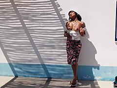 Revne klær avslører Angel Constance, en kurvet indisk milf-modell, i utendørs Playboy-skyting