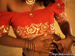 Frumusețea indiană matură de la Bollywood într-o sesiune solo fierbinte