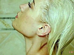 Blondi kauneus esittelee hänen houkutteleva fysiikka suihku kohtaus