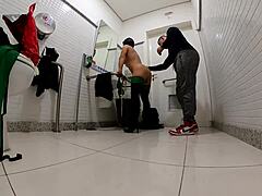 जेड कॉसप्लेयर हेलोवीन पार्टी के दौरान मिल्फ के साथ हॉट बाथरूम एनकाउंटर में संलग्न होती है।