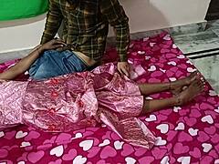 Η ώριμη Ινδή νοικοκυρά επιδίδεται σε παθιασμένο σεξ με τη φίλη της