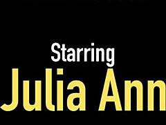 Julia Anns zmysłowo się całuje i dochodzi do namiętnego orgazmu
