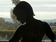 Ana Foxxx, vysoká černá modelka MILF, se svléká a luxuje v teplé koupeli