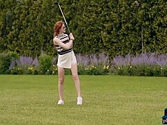 Хајди Романова, задивљујућа црвенокоса лепотица, ужива у голој игри голфа