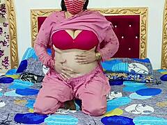 Ohromujúca indická zrelá žena s veľkými prsiami si užíva jazdu na dildu
