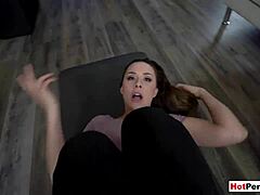 Una voluptuosa mujer madura interrumpe su sesión de yoga para un encuentro sexual poco convencional y emocionante