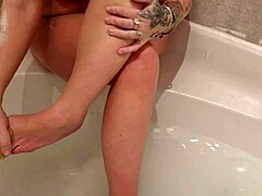 Rijpe vrouw maakt sensueel haar tenen schoon