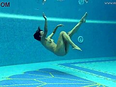 Muhteşem Avrupalı MILF Sazan, erotik su altı görüntüleri çekiyor