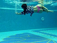 Sazan, la superbe MILF européenne, prend des images érotiques sous l'eau