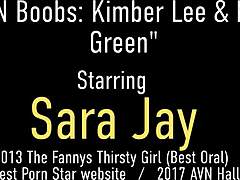 Сара Джей, соблазнительная зрелая женщина, занимается сексом с двумя возбужденными клиентами, Кимбер Ли и Мэгги Грин, демонстрируя свою пышную фигуру и натуральную грудь