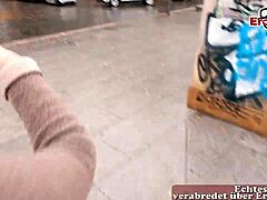 Pulchna Niemka z brązowymi włosami zostaje podłapana na ulicy