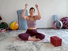 Aurora Willows mengetuai kelas yoga untuk wanita matang
