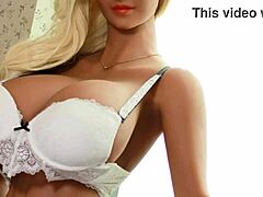 बड़े स्तनों वाली एक सुनहरे बालों वाली परिपक्व महिला एक सेक्स डॉल के साथ गुदा सेक्स का आनंद लेती है।