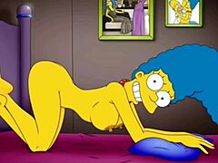 Η Marge, η ώριμη νοικοκυρά, απολαμβάνει πρωκτικό σεξ στο γυμναστήριο και στο σπίτι ενώ ο σύζυγός της είναι στη δουλειά σε αυτό το παρωδία βίντεο Hentai