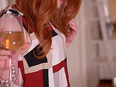 एला ह्यूजेस, एक संवेदनशील लाल बालों वाली, स्पष्ट वीडियो में एक क्रिस्टल डिल्डो के साथ खुद को खुश करती है।