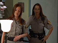 Nikki Fritz y Kira Reed protagonizan una escena caliente con policías calientes y una orgía