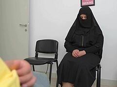 Araba matură mă surprinde masturbându-mă în cabinetul medicilor