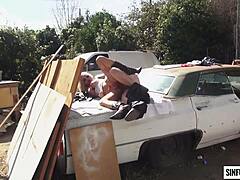 Nina Elle ja Dane Cross harrastavat intohimoista seksiä vaurioituneella autolla Axel Braunsin uusimmassa MILF-videossa