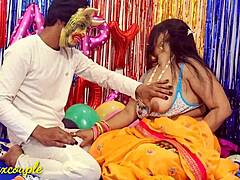Gospodină indiană se bucură de un cadou de ziua de naștere supranatural cu o sesiune de sex sălbatic
