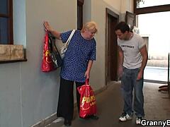 Een 60-jarige blonde oma rijdt op een jongere man in een hete reality-show