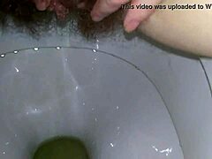 Amatör MILF får en närbild av hennes våta klitoris och fingrar på toaletten
