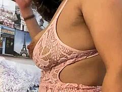Bintang porno Kuba Anna Maria menggoda dengan pakaian dalam merah muda yang robek