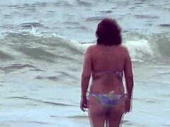 Prima experienţă a soţiei mele cu un cocoş cu cel mai bun prieten al ei şi penisul lui uriaş pe plajă