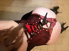 Uma milf francesa loira de espartilho faz um boquete POV e é fodida em lingerie cetim