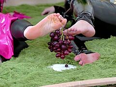 아름다운 뚱뚱한 여성이 Arya Grander의 아름다운 발을 숭배하는 것을 즐긴다