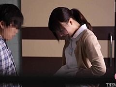 एक जापानी माँ के साथ तीव्र योनि चाटना और उंगली करना