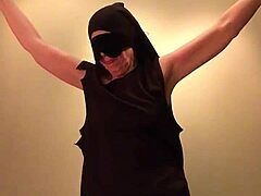 Eine reife, haarige Nonne wird in einer BDSM-Szene gedemütigt und ausgezogen