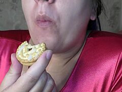 Amatőr pár élvezi a cum étkezését a nagy fenekén és a terhes hasán házi videóban