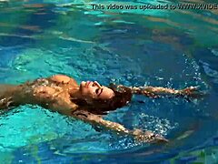 हेदी वैन को पूल साइड पर गंदा और गंदा करते हुए देखें
