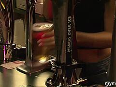 Deepthroat und Gesichtsficken in einer öffentlichen Bar mit einem großen schwarzen Schwanz